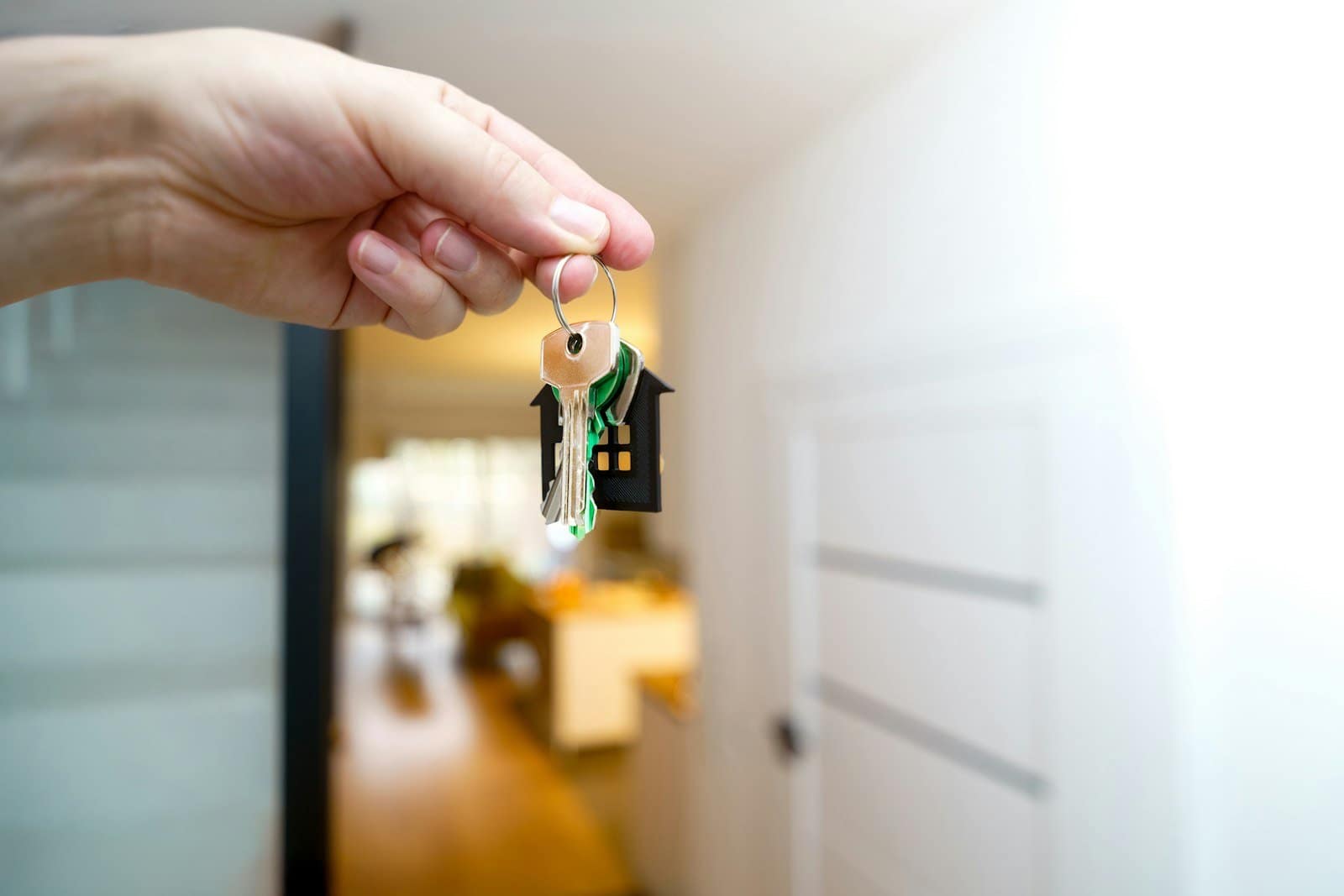 Persona sosteniendo las llaves de su nueva casa en Portugal